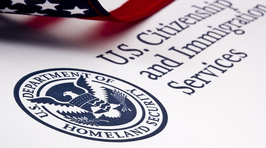 5 razones por las cuales no quiera solicitar la ciudadanía estadounidense. ¡Hazlo de todos modos! 2 USCIS Transfers I-130 Petition Processing to Service Centers